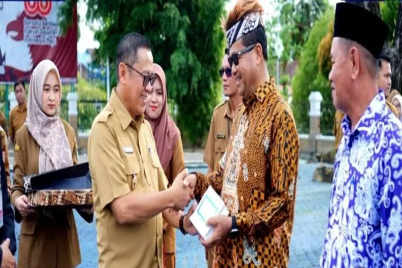 Pj. Bupati Barito Utara, Indra Gunawan melepas 33 Pegawai Negeri Sipil (PNS) yang memasuki masa purna tugas atau pensiun dalam apel pagi di Muara Teweh, Senin, 8 September 2025.(ist/Diskominfosandi Barito Utara)