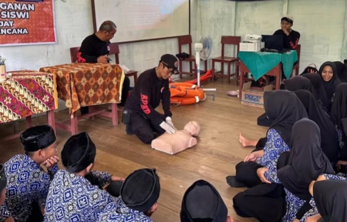 Sosialisasi dan Edukasi Pengenalan Secara Dini Penanganan Kebencanaan, BPBD menggelar pelatihan bagi para siswa Madrasah Tsanawiyah (MTs) Darul Ulum di Desa Mangkahui, Kecamatan Murung, Kamis (9/10/2025)