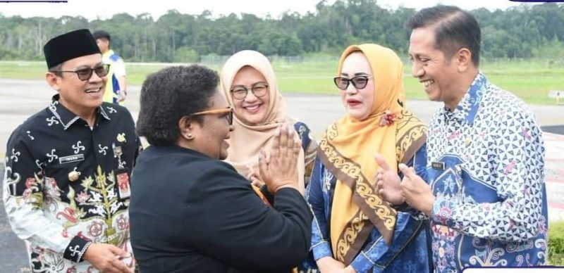 Pj Bupati Barito Utara  Indra Gunawan dan jajaran, menyambut kedatangan Wamendagri Ribka Haluk, saat tiba di Bandara Haji Muhammad Sidik, Muara Teweh, Kamis, 17 Juli.2025.(dok  : Diskominfosandi Barito Utara) 