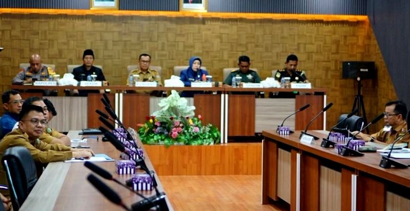 Ketua DPRD Barito Utara, Mery Rukaini (tengah), bersama Pj Bupati Indra Gunawan menghadiri rakor penanggulangan kemiskinan secara zoom meeting di Muara Teweh, Senin, 8 September 2025.(dok : Setwan Barito Utara)