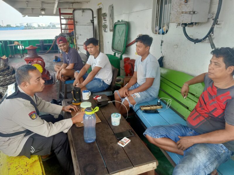 Personel Ditpolairud  Polda Kalteng memberikan imbauan terkait cuaca laut yang memasuki musim penghujan di akhir tahun di Sampit, Rabu, 1 Oktober 2025 pagi.(ist/Ditpolairud Polda Kalteng) 