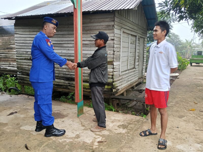 Personel Ditpolairud Polda Kalteng Mako Perwakilan Palangkau Lama, aktif melaksanakan sambang warga dan menjalin komunikasi  intensif, Kamis  2 Oktober 2025.(dok/Ditpolairud Polda Kalteng) 
‎