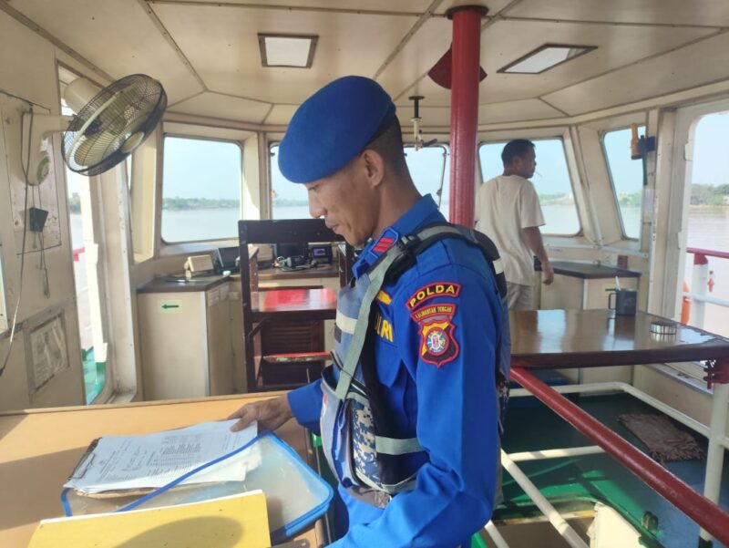 Ditpolairud Polda Kalteng Kapal Polisi XVIII-2002, rutin mengecek alat keselamatan di atas kapal-kapal yang beroperasi di DAS Kahayan, Sabtu, 11 Oktober 2025.(dok/tegaklurus.net)