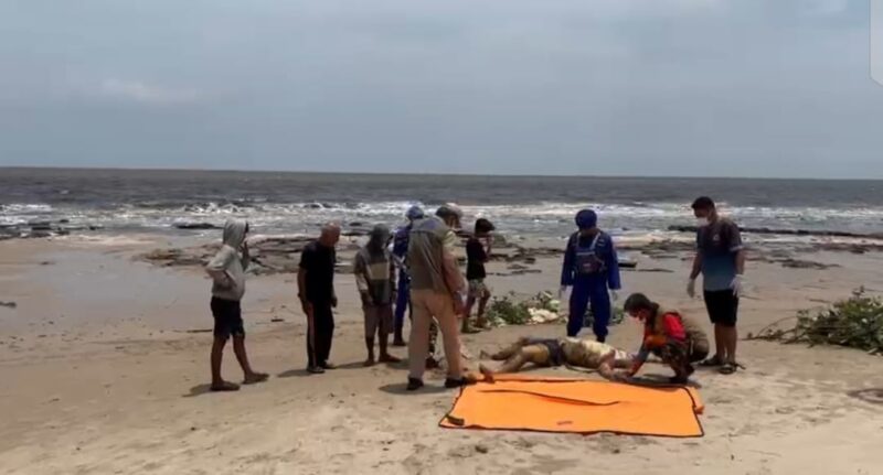 Ditpolairud Polda Kalteng Mako Perwakilan Samuda bersama TNI AL Samuda dan Basarnas Sampit mengevakuasi mayat  tenggelam di DAS Mentaya, Minggu, 12 Oktober 2025.(dok/Ditpolairud Polda Kalteng)  