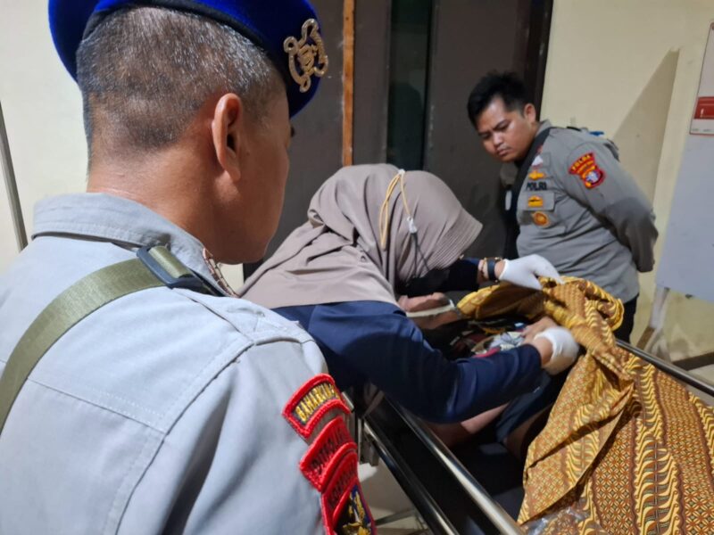 Personel Ditpolairud Polda Kalteng mendatangi TKP, lokasi anak buah Kapal TB. PRIME 5, M. Riswan bin Bachtiar meninggal, Selasa, 14 Oktober 2025.(dok/Ditpolairud Polda Kalteng)