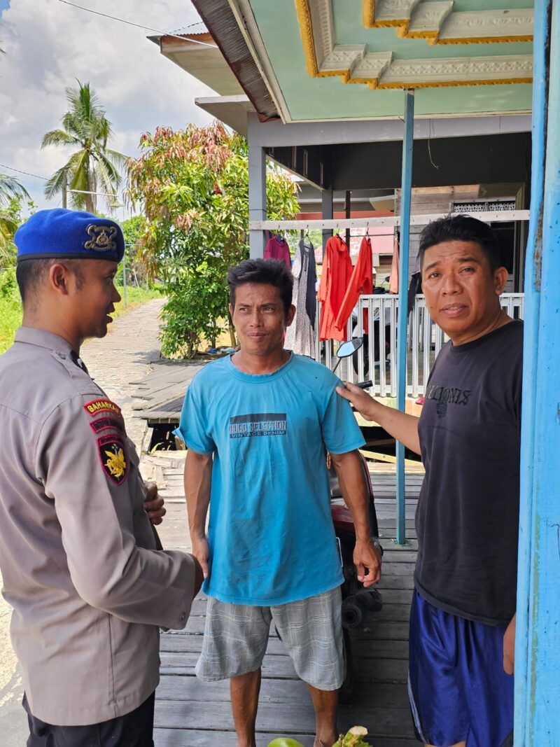 Polisi RW Ditpolairud Polda Kalteng menyambangi warga di DAS Kapuas, Kabupaten Kapuas, Selasa, 14 Oktober 2025.(dok : Ditpolairud Polda Kalteng)