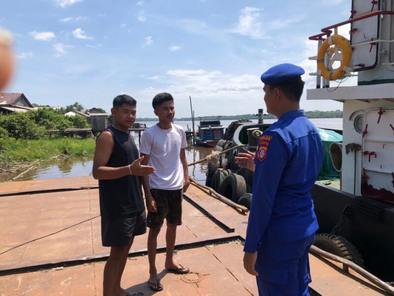 Polisi RW Ditpolairud  Bripda Dicki Wardana menyambangi warga di DAS Mentaya, Kabupaten Kotawaringin Timur, Rabu, 15 Oktober 2025.(dok/Ditpolairud Polda Kalteng) 