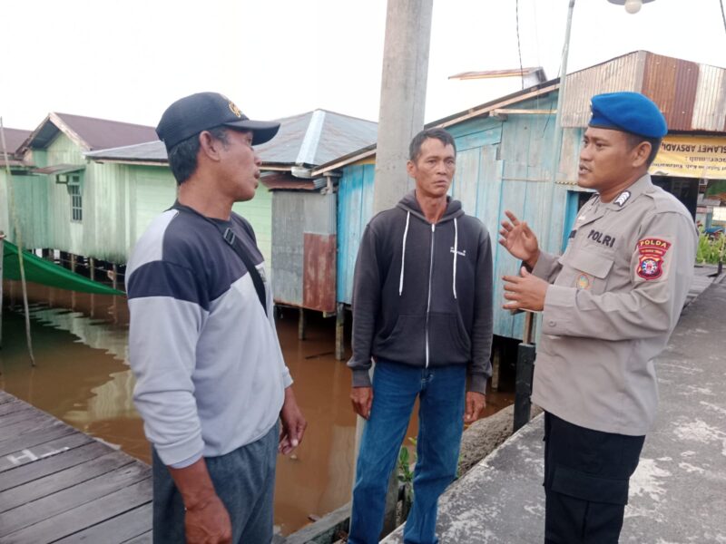 Ditpolairud Polda Kalteng Mako Perwakilan DAS Arut menyambangi masyarakat pesisir dan menyampaikan pesan kamtibmas di Desa Tanjung Putri, Kabupaten Kotawaringin Barat,  Senin  20 Oktober 2025 siang.(ist/Ditpolairud Polda Kalteng) 