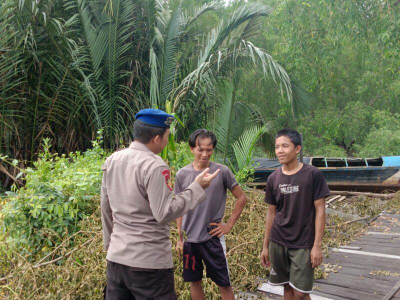 Ditpolairud Polda Kalteng Mako Perwakilan Batanjung melaksanakan patroli dialogis di sekitar Desa Batanjung, Kabupaten Kapuas, Selasa, 21 Oktober 2025.(ist/Ditpolairud Polda Kalteng) 