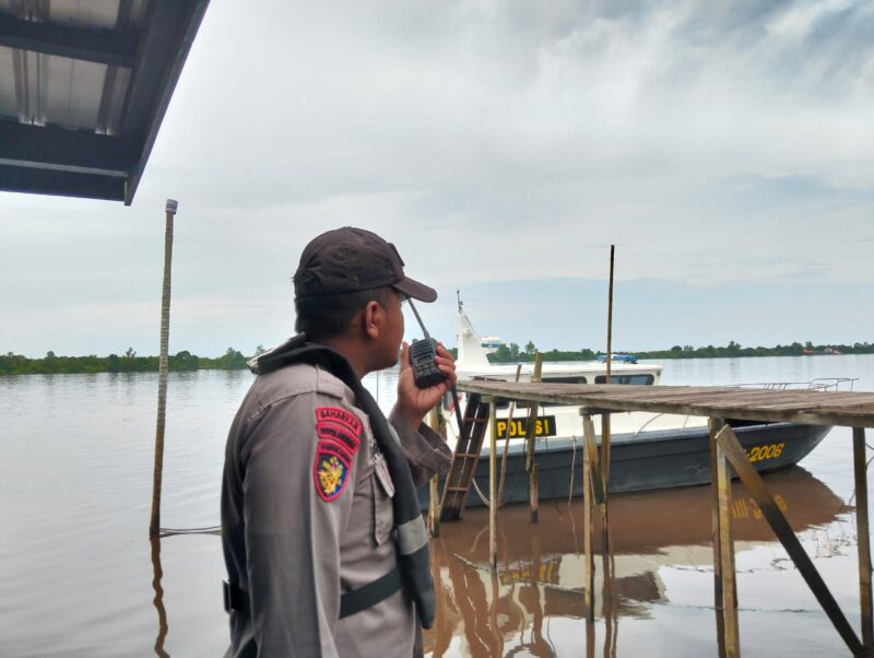 Ditpolairud Polda Kalteng mengimbau kapal-kapal pelintas DAS Mentaya waspada cuaca buruk melalui Radio VHF Channel 16, saat patroli perairan di Bagendang, Kotawaringin Timur, Selasa, 21 Oktober 2025 pagi.(Dok : Ditpolairud Polda Kalteng)