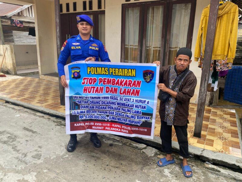 Ditpolairud Polda Kalteng Marnit Patroli DAS Kahayan, melaksanakan sosialisasi tentang karhutla kepada masyarakat di sekitar bantaran Sungai Kahayan, Rabu, 22 Oktober 2025.(Dok : Ditpolairud Polda Kalteng) 