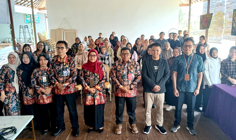 Dinas Nakertranskop UKM Barito Utara memenggelar pelatihan Digitalisasi Marketing bagi Pelaku Usaha Mikro dan Kecil di Aula Tepian Kolam Barakati, Muara Teweh, Jumat, 24 Oktober 2025.(abram/tegak lurus.net)