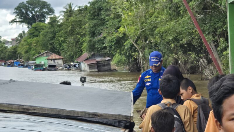 Personel Ditpolairud Polda Kalteng di DAS Barito melaksanakan sambang ke motoris pembawa anak sekolah, sambil mengimbau dan mengedukasi tentang kelengkapan di atas kapal dan paham radikalisme anti Pancasila, Senin, 27 Oktober 2025.(Dok : Ditpolairud Polda Kalteng)