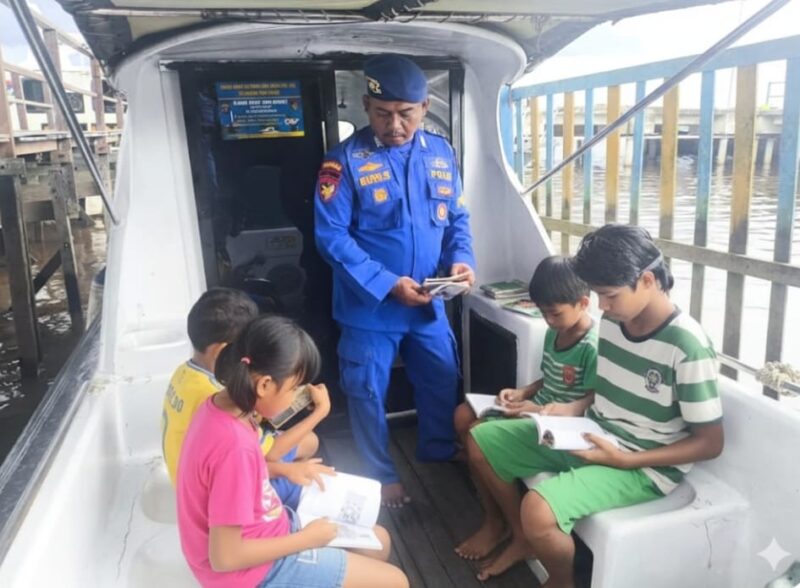Pondok Baca Melek Huruf Perpustakaan Terapung Ditpolairud Polda Kalteng Mako Perwakilan Kumai KP XVIII-1005, menerima kunjungan anak-anak membaca, Rabu (29/10/2025).(Dok : Ditpolairud Polda Kalteng)
