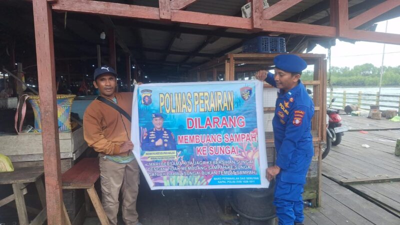 Personel Ditpolairud Polda Kalteng di Daerah Aliran Sungai (DAS) Seruyan, mengimbau masyarakat tak membuang sampah ke sungai, Kamis, 30 Oktober 2025.(dok : Ditpolairud Polda Kalteng)