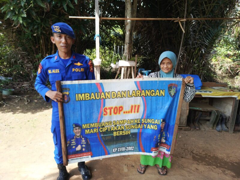 Ditpolairud Polda Kalteng Kapal Polisi XVIII-2002 mengimbau dan melarang warga membuang sampah ke sungai di Pulang Pisau, Jumat, 31 Oktober 2025.(Dok : Ditpolairud Polda Kalteng)