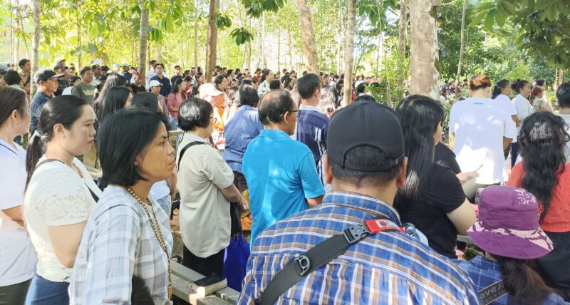 Umat Paroki St. Maria de La Salette, Muara Teweh, dan Paroki sekitar atau tetangga, mengikuti misa pembukaan bulan Rosario di Pondok Maria Santuyun Damai, Rabu, 1 Oktober 2025.(melki/tegaklurus.net) 