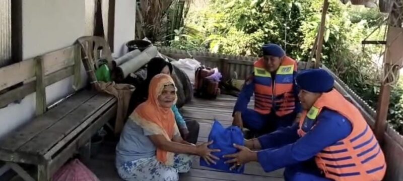 Personel Ditpolairud Polda Kalteng memberikan bansos kepada masyarakat Desa Tanjung Perawan, Kabupaten Pulang Pisau, Sabtu, 4 Oktober 2025.(ist : Ditpolairud Polda Kalteng)