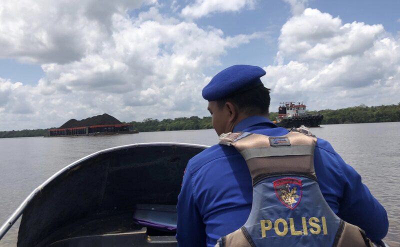 Personel Kapal Polisi XVIII-2005 DAS Mentaya Ditpolairud Polda Kalteng, melaksanakan patroli rutin di Kabupaten Kotawaringin Timur, Minggu, 5 Oktober 2025.(ist : Ditpolairud Polda Kalteng)