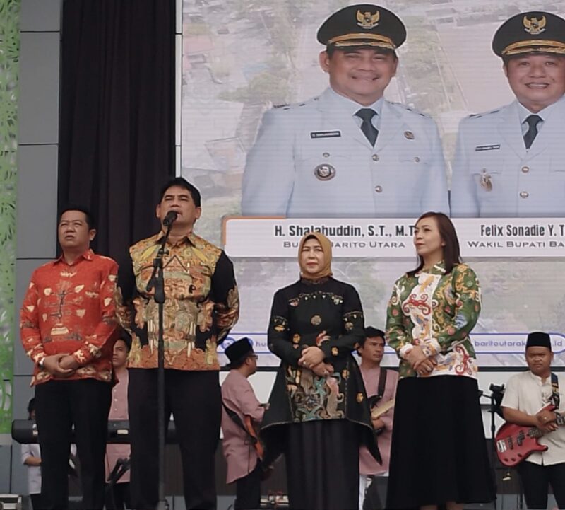 Bupati Barito Utara
Shalahuddin dan Wakil Bupati Felix Sonadie Y. Tingan, mengadakan syukuran bersama masyarakat juga dihadiri pejabat Pemkab di Muara Teweh, Minggu, 12 Oktober 2025.(ist : Diskominfosandi Barito Utara)  