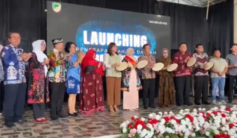 Sekda Barito Utara, Muhlis, Ketua TP PKK, Maya Safitri Shalahuddin, dan Ketua GOW, Mira Felix Tingan, melaunching (meluncurkan) instruksi bupati tentang penggunan bahasa daerah di sekolah, Sabtu, 18 Oktober 2025.(dok : tangkapan layar video Dinas Pendidikan Barito Utara)