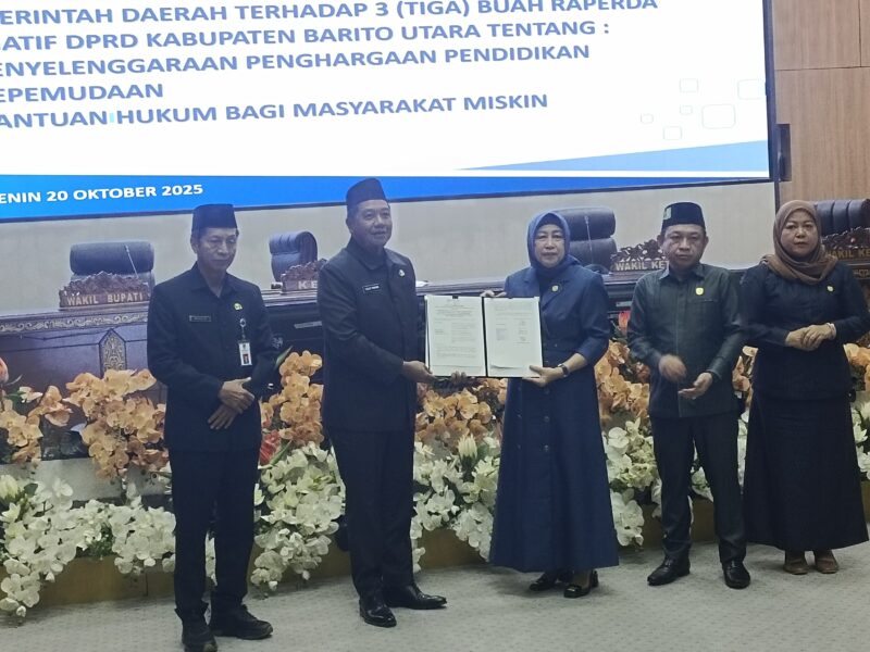 Wakil Bupati Barito Utara Felix Sonadie Yusia Tingan dan Ketua DPRD Mery Rukaini, usai penandatangan berita acara rapat paripurna pendapat akhir Pemerintah terhadap 3 raperda inisiatif DPRD, Senin, 20 Oktober 2025.(abram/tegaklurus.net)  