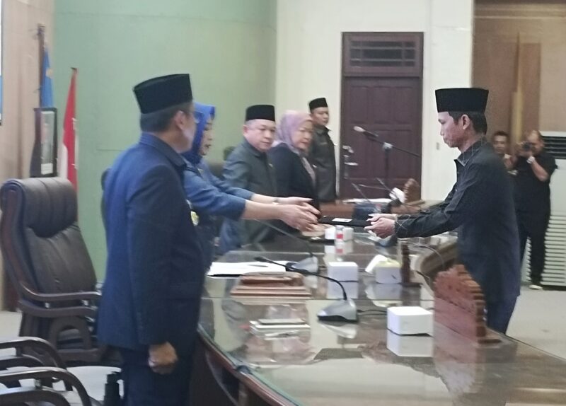 Juru bicara Fraksi Demokrat DPRD Barito Utara, Patih Herman AB, menyampaikan pemandangan umum fraksi kepada pimpinan dewan, Senin 22 September 2025.(dok)