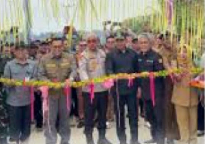 Legislator Barito Utara/PAN Hasrat menghadiri peresmian dua jembatan bailey di Desa Jamut dan Desa Tawan Jaya, Selasa, 23 September 2025.(ist/Dinas PUPR Barito Utara)