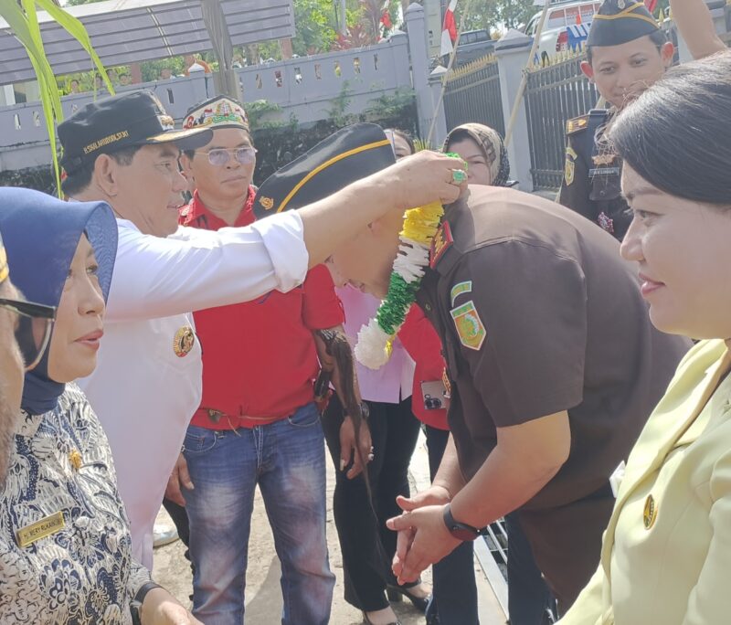 Bupati Barito Utara Shalahuddin bersama para pejabat  menyambut Kajari Barito Utara yang baru, Fredy Feronico Simanjuntak dan isteri Jollyen Fredy di Muara Teweh, Rabu, 29 Oktober 2025.(abram/tegak lurus.net) 
