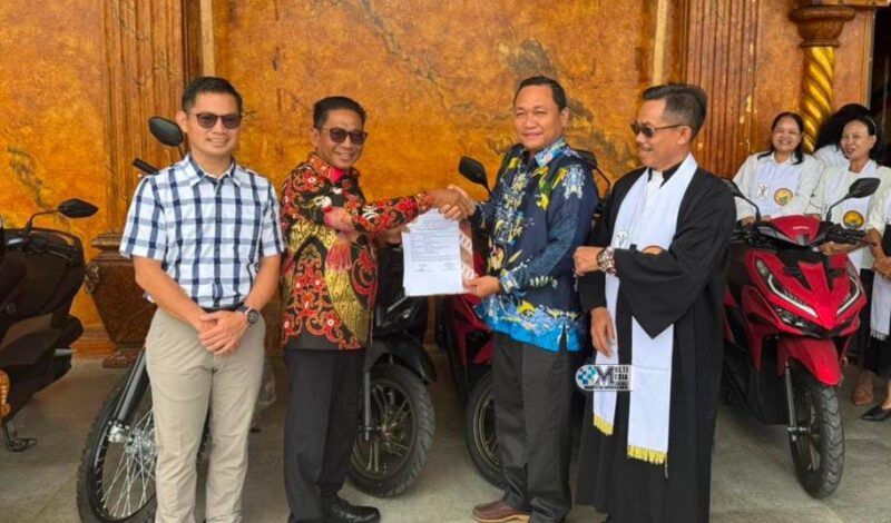 Bupati Heriyus Serahkan Bantuan Motor Operasional untuk Dukung Pelayanan Gereja