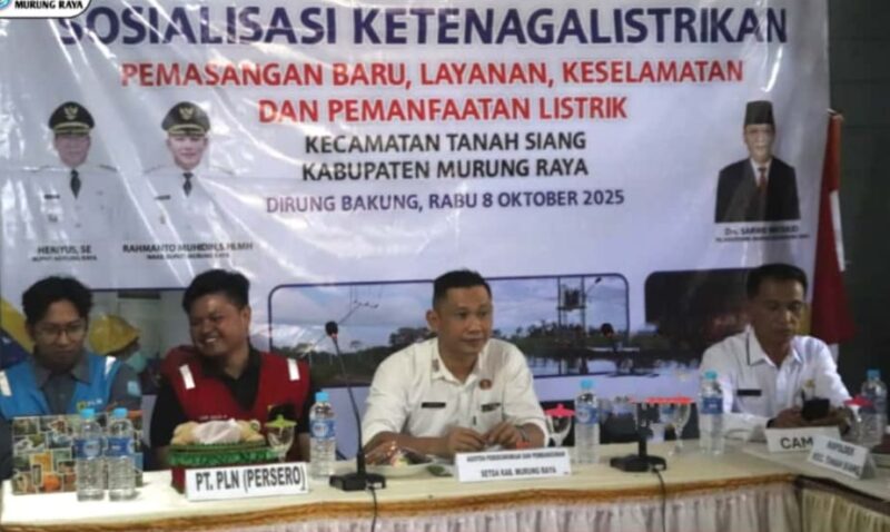 Puruk Cahu – Pemerintah Kabupaten (Pemkab) Murung Raya (Mura) melalui Bagian Perekonomian dan Sumber Daya Alam (SDA) Setda Mura menggelar kegiatan Sosialisasi Ketenagalistrikan, Pemasangan Baru, Layanan, Keselamatan, dan Pemanfaatan Listrik, yang berlangsung di Kantor Desa Dirung Bakung, Kecamatan Tanah Siang, Rabu (8/10/2025).