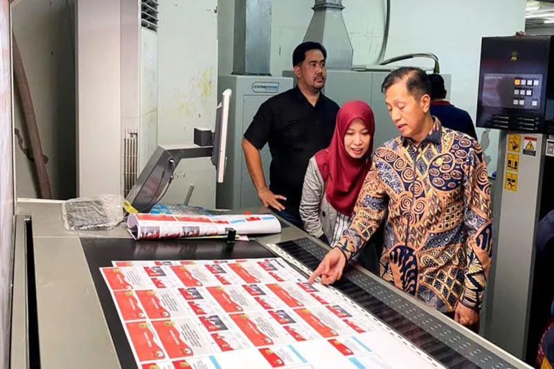 Sekda Barito Utara Muhlis bersama dengan Komisi KPU dan Bawaslu setempat, memgecek tempat pencetakan surat suara Pemungutan Suara Ulang (PSU) di Pasuruan, Jawa Timur, Rabu 9 Juli 2025.(Foto : Dok Diskominfosandi Barito Utara)