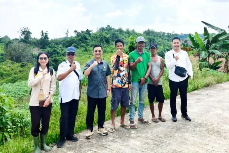 Ketua Komisi II/Fraksi PDI Perjuangan DPRD Kabupaten Barito Utara,  Taufik Nugraha, turun langsung   berdialog dan menampung aspirasi para petani di Dusun Parangkampeng, Kecamatan Teweh Tengah, Kamis 25 September 2025.(dok/Taufik Nugraha) 
