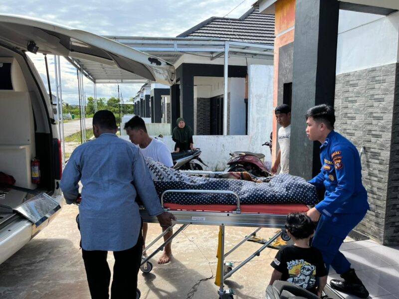 Personel Ditpolairud Polda Kalteng melaksanakan giat kemanusiaan menjemput serta mengantarkan jenazah salah satu warga Desa Belanti, Kabupaten Kotawaringin Timur, menuju rumah duka, Minggu, 2 November 2025.(ist/Ditpolairud Polda Kalteng) 