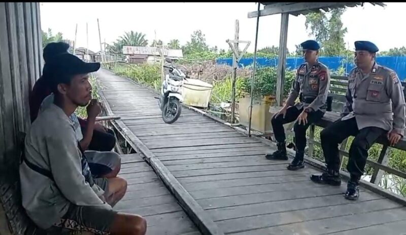 Personel Ditpolairud Polda Kalteng Mako Perwakilan DAS Arut menyambangi warga desa binaan di Desa Tanjung Putri, Kabupaten Kotawaringin Barat, Selasa, 4 November 2025 siang.(dok : Ditpolairud Polda Kalteng)