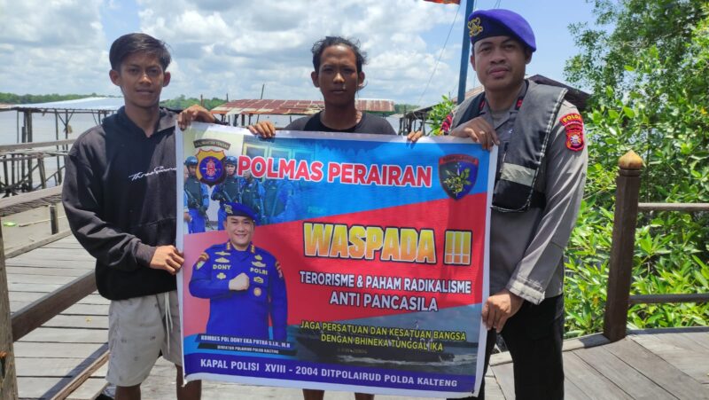 Anggota Ditpolairud Polda Kalteng KP XVIII - 2004 DAS Kumai, menyambangi masyarakat  Desa Kubu, Kabupaten Kobar, Selasa , 4 November 2025.(ist/Ditpolairud Polda Kalteng) 