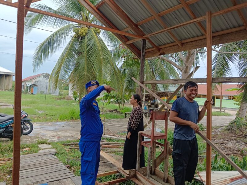 Ditpolairud Polda Kalteng menjaga kamtibmas dengan menyampaikan imbauan-imbauan penting secara efektif kepada masyarakat di Kapuas, Rabu, 5 November 2025.(ist/Ditpolairud Polda Kalteng) 
