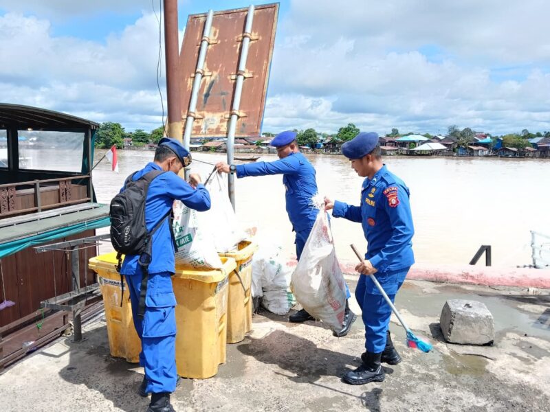 Personel Ditpolairud Polda Kalteng bersama masyarakat pesisir Sungai Kahayan, Kota Palangkaraya, melaksanakan pembersihan pesisir Sungai Kahayan, Kamis, 6 November 2025.(dok :  Ditpolairud Polda Kalteng) 

