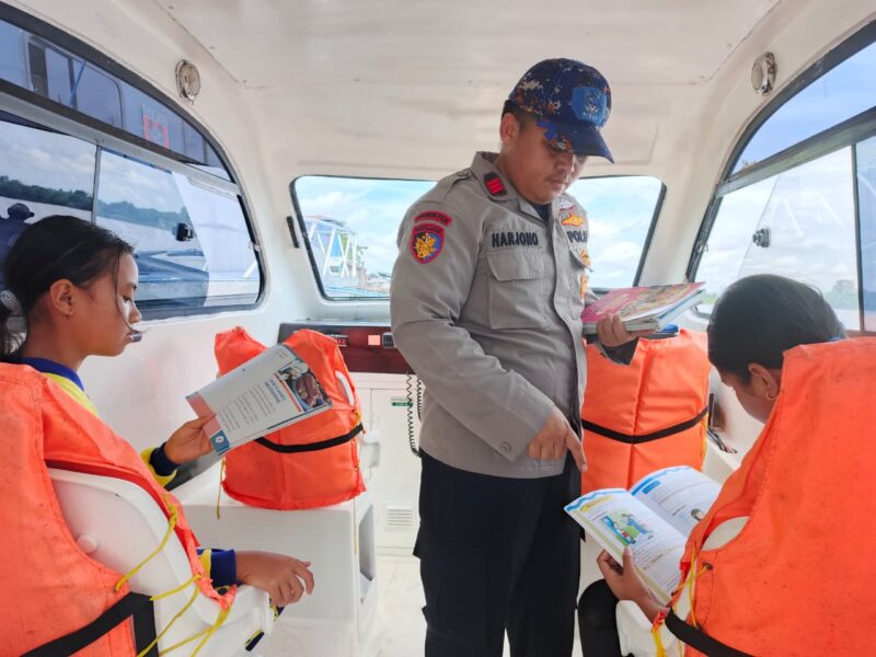 Anggota Ditpolairud Polda Kalteng membimbing anak-anak yang berkunjung ke Kapal Melek Huruf KP XVIII-1004 DAS Mentaya, Kabupaten Kotim, Rabu, 7 November 2025.(ist/Ditpolairud Polda Kalteng)