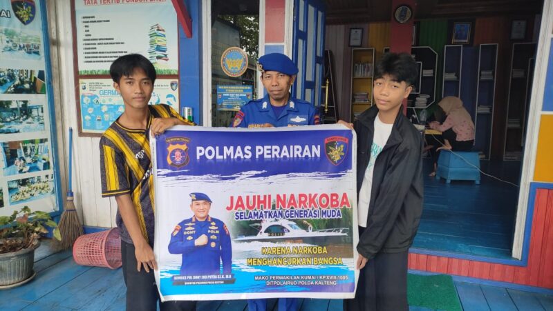 Personel Ditpolairud Polda Kalteng terus mengintensifkan imbauan menjauhi narkoba kepada masyarakat di Kobar, Sabtu, 8 November 2025.(Dok : Ditpolairud Polda Kalteng)