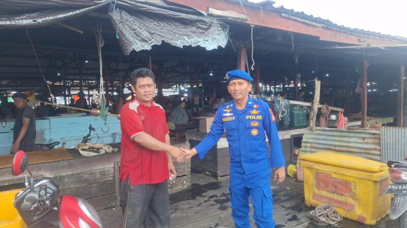 Personel Ditpolairud Polda Kalteng  di DAS Seruyan, mengimbau kepada masyarakat agar tak membuang sampah ke sungai di wilayah Seruyan, Minggu, 9 November 2025.(ist/Ditpolairud Polda Kalteng) 