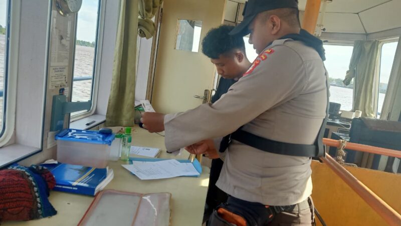 Personel Kapal Polisi XVIII-2006 Ditpolairud Polda Kalteng, melaksanakan patroli rutin di sekitar pelabuhan Pelindo III Cabang Sampit, Kabupaten Kotawaringin Timur, Senin, 19 November 2025).(ist/Ditpolairud Polda Kalteng) 