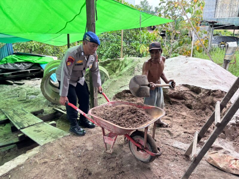 Personel Ditpolairud Polda Kalteng di DAS Mentaya, menyambangi masyarakat dan mengimbau tentang waspada terhadap terorisme dan paham radikalisme anti Pancasila, Selasa, 11 November 2025.(dok : Ditpolairud Polda Kalteng) 