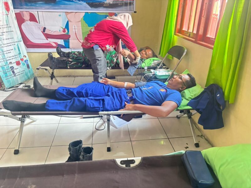 Personel Ditpolairud Polda Kalteng bersama TNI Koramil 1012-10 Buntok, melaksanakan donor darah di Rumah Sakit Jaraga Sasameh, Buntok   Kabupaten Barito Selatan, Rabu, 12 November 2025.(dok : Ditpolairud Polda Kalteng) 