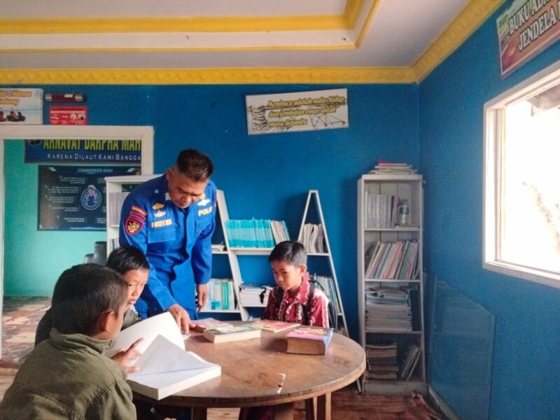 Ditpolairud Polda Kalteng membuat inovasi berupa Pondok Baca Melek Huruf. Salah satu di Mako Perwakilan DAS Kahayan Bahaur, Desa Tanjung Perawan, Kabupaten Pulang Pisau, Kamis, 13 November 2025.(dok : Ditpolairud Polda Kalteng) 