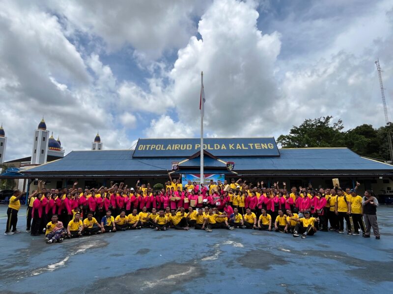 Semangat dan kebersamaan mewarnai pelaksanaan olahraga bersama yang digelar di Mako Ditpolairud Polda Kalteng, Sampit, Sabtu, 15 November 2025.(ist/Ditpolairud Polda Kalteng) 
