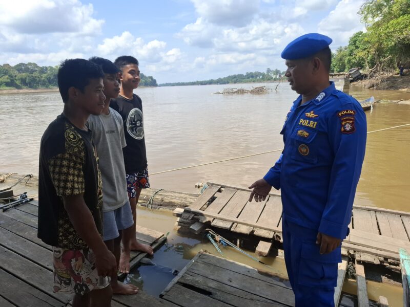 Personel Ditpolairud Polda Kalteng Mako Perwakilan DAS Barito, menyambangi warga desa binaan di Muara Teweh, Kabupaten Barito Utara, Minggu, 16 November 2025 siang.(ist/Ditpolairud Polda Kalteng) 
