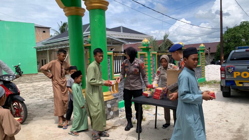 Dirpolairud kembali melaksanakan kegiatan Jumat Berkah sebagai bentuk kepedulian terhadap masyarakat di Sampit, Jumat, 21 November 2025.(dok : Ditpolairud Polda Kalteng) 