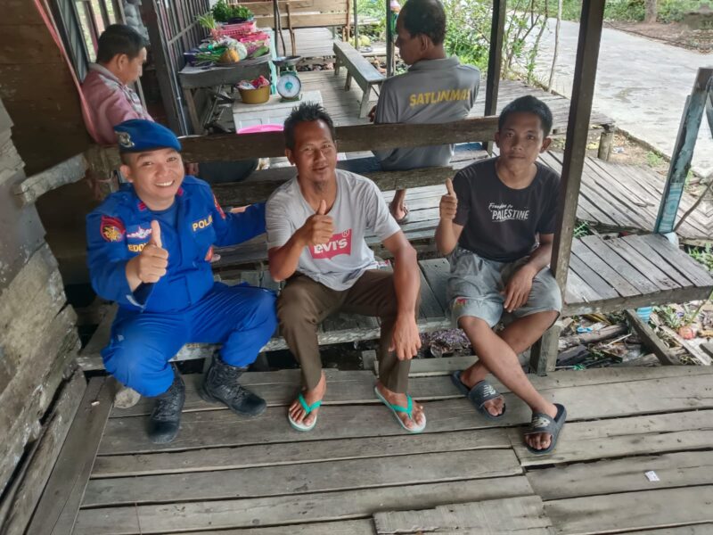 Personel Mako Perwakilan Batanjung Ditpolairud Polda Kalteng, berdialog santai dengan warga Desa Batanjung, Kabupaten Kapuas, Selasa, 25 November.(Foto/Ditpolairud Polda Kalteng)
