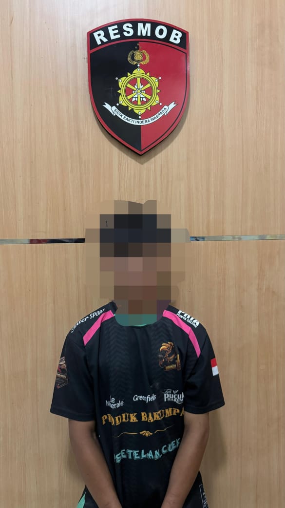 SR (30) ber-KTP Lanjas, Muara Teweh, pelaku curas terhadap korban Monika Surai,  digelandang polisi dari Palangka Raya ke Muara Teweh, Kamis, 27 November 2025.(dok Humas Polres Barito Utara) 

